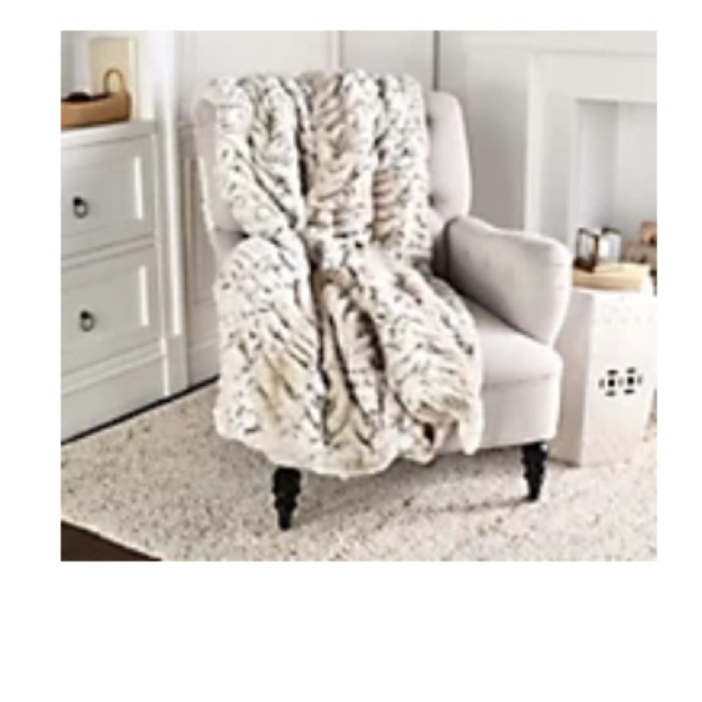 Hotel duCobb Oversized Luxury Ruched Faux Fur Throw by Dennis Basso.